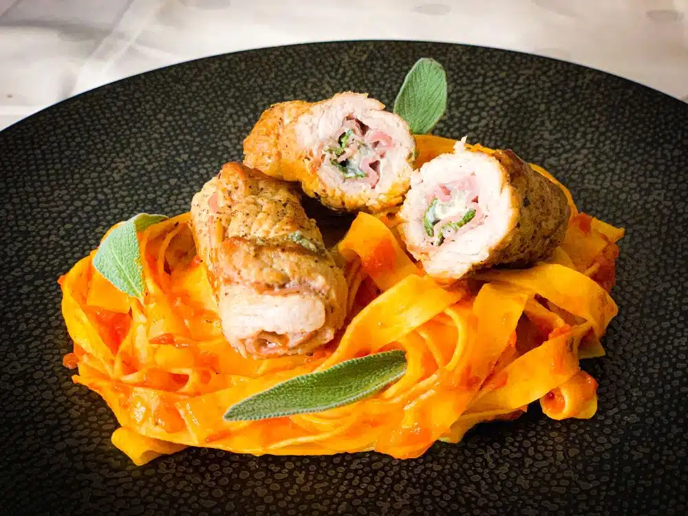 Gevulde kalfsrolletjes met pasta en tomatensaus