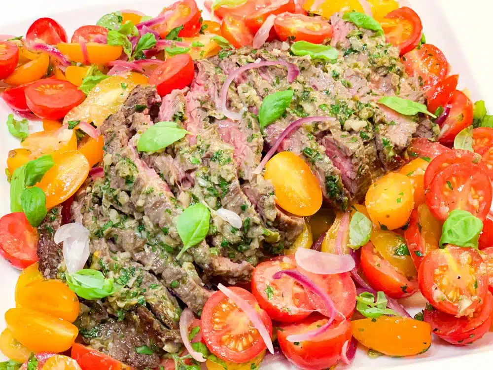 bavette salsa verde en puttanesca-tomatensalade