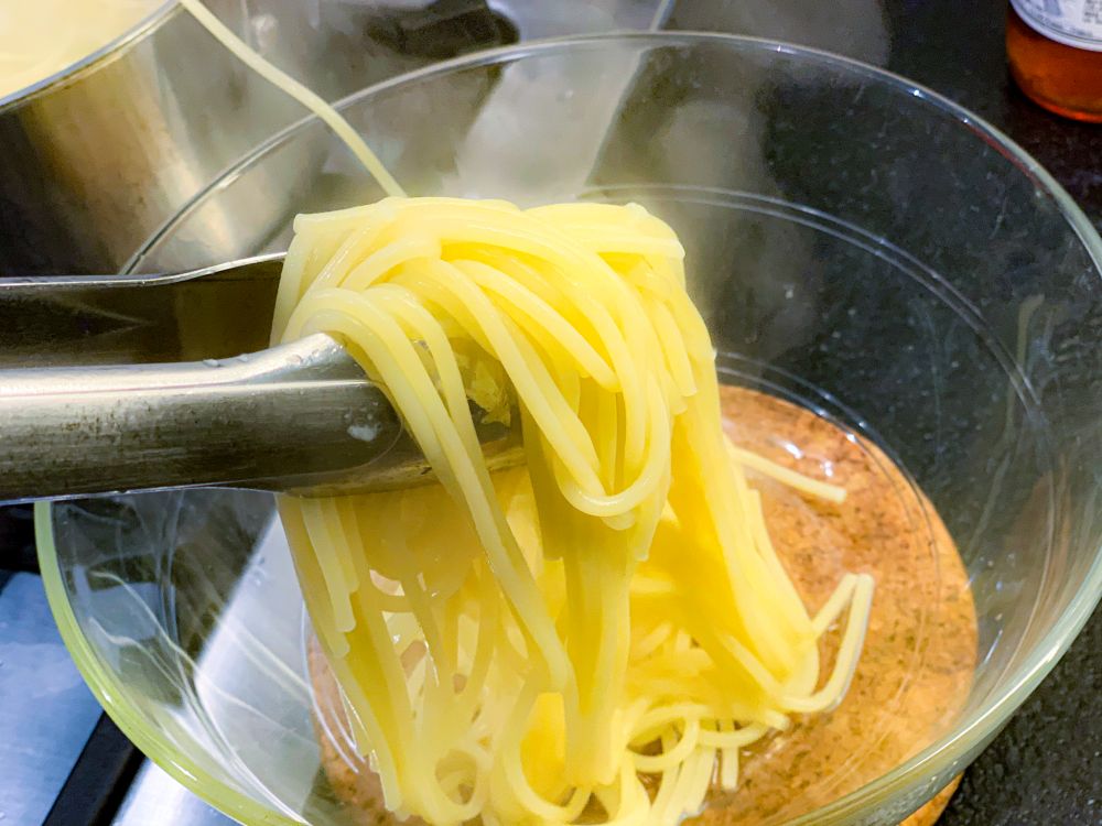 spaghetti carbonara - pasta in schaal overdoen