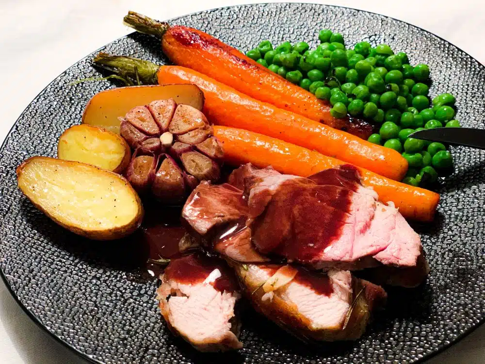 Lamsbout met knoflook saus en garnituur