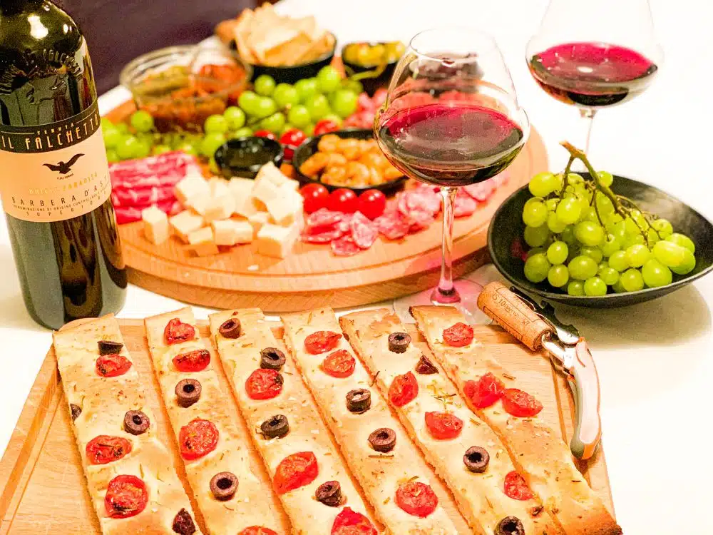 Barbera d-Asti bij Italiaanse borrelplank Barbera d-Asti bij Italiaanse borrelplank