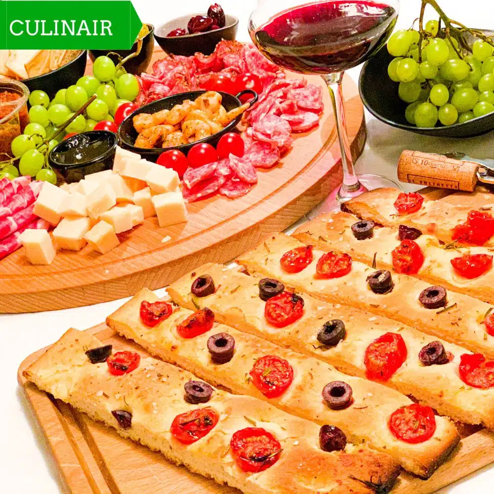 Focaccia met tomaat olijven en rozemarijn