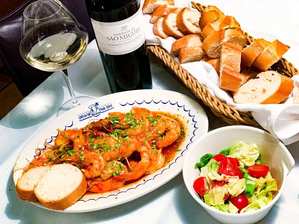 Gambas piri-piri met Herdade de São Miguel branco