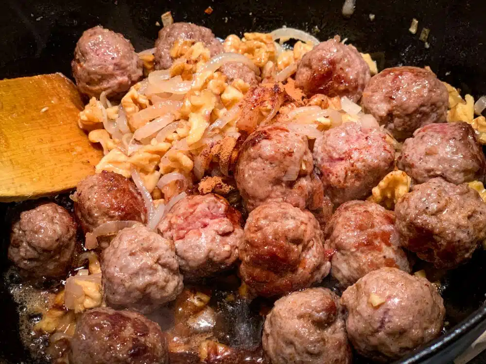 Fisinjan plov met uien walnoten lamsgehakt en granaatappelmolasse