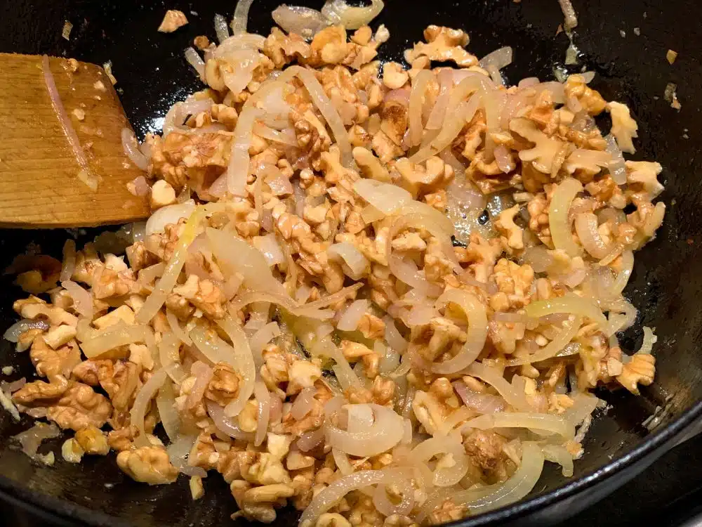 Fisinjan plov – uien en walnoten Fisinjan plov - uien en walnoten