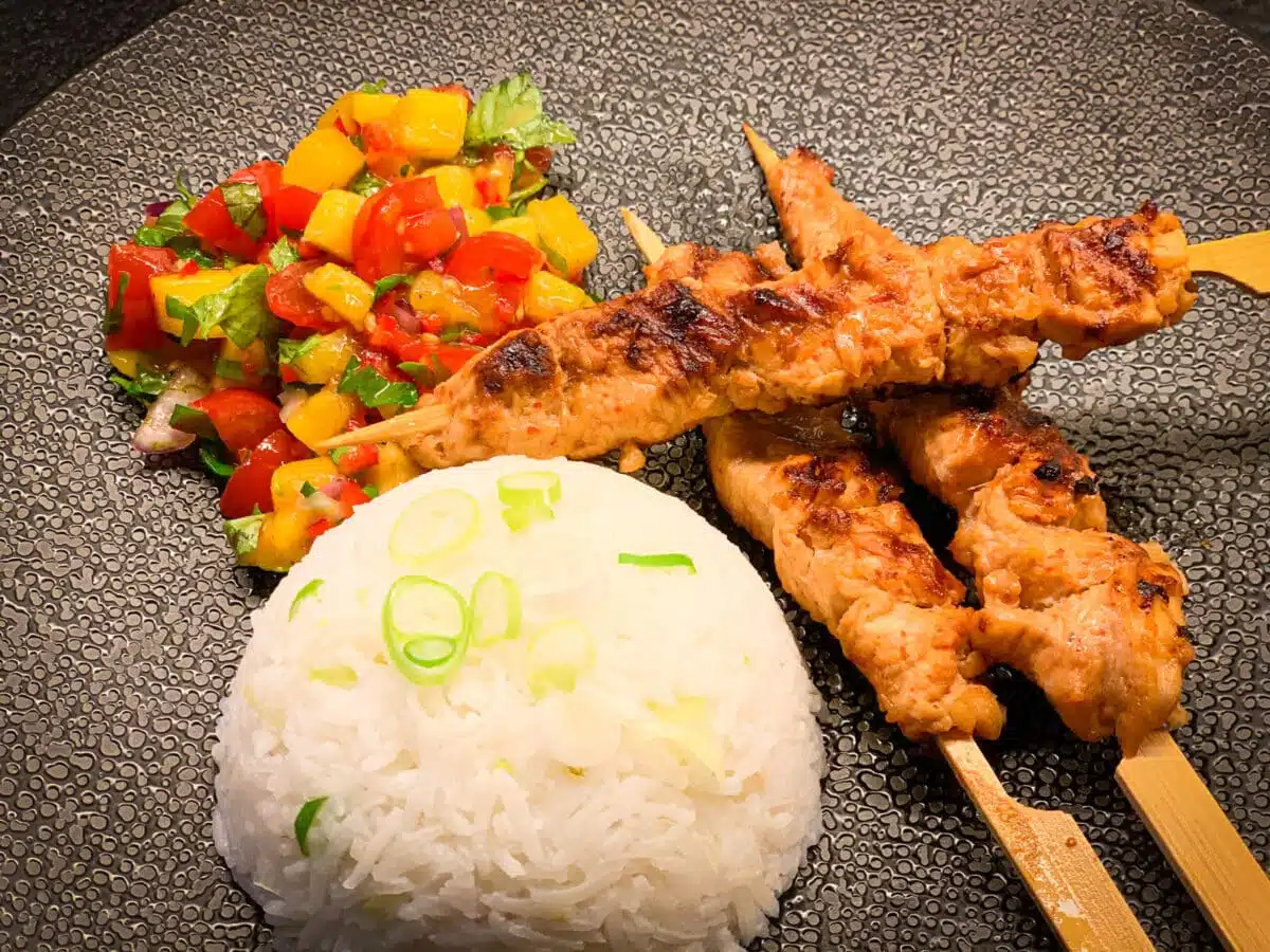 Honing-sriracha kipspiesen - kokosrijst - mango-tomatensalsa