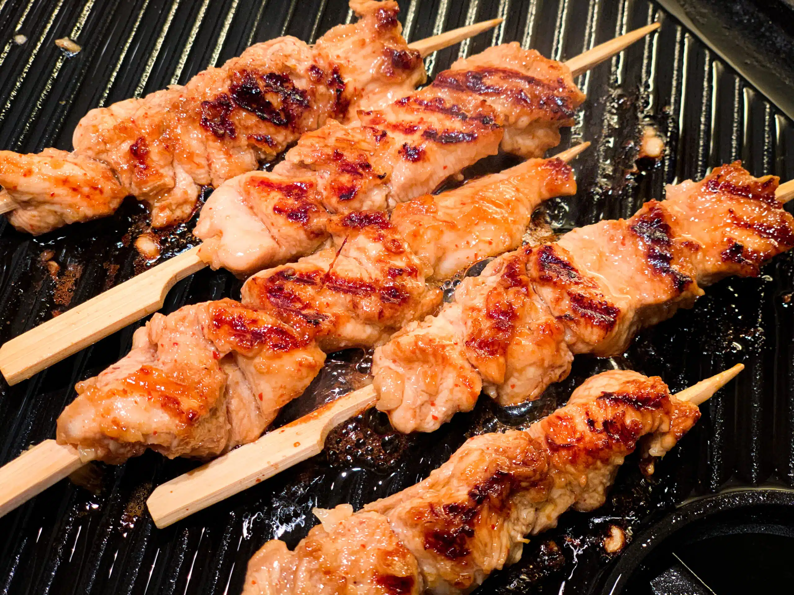 Honing-sriracha kipspiesen