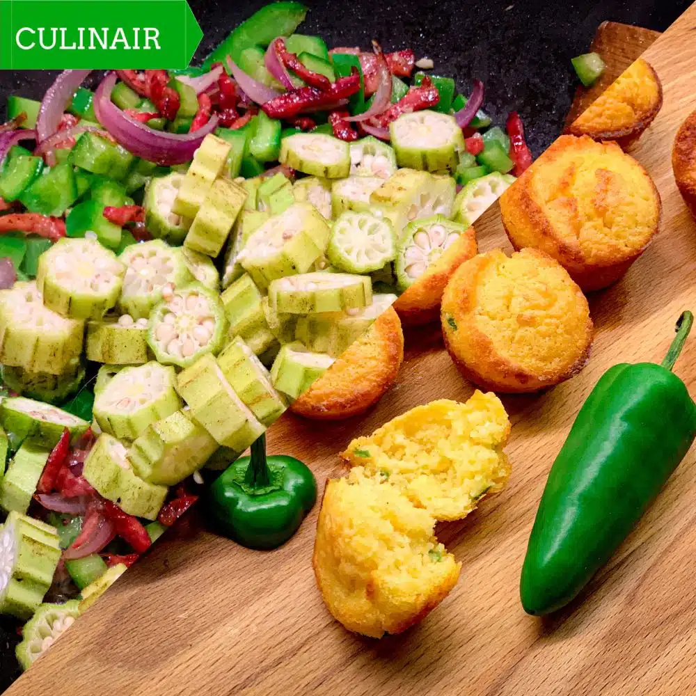 Jalapeño-cornbread muffin met Creoolse okra-tomatenstoof