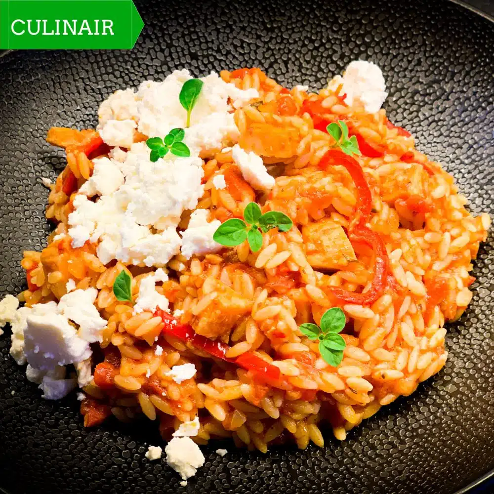 Orzo met pittige tomaten-paprikasaus tonijn en feta