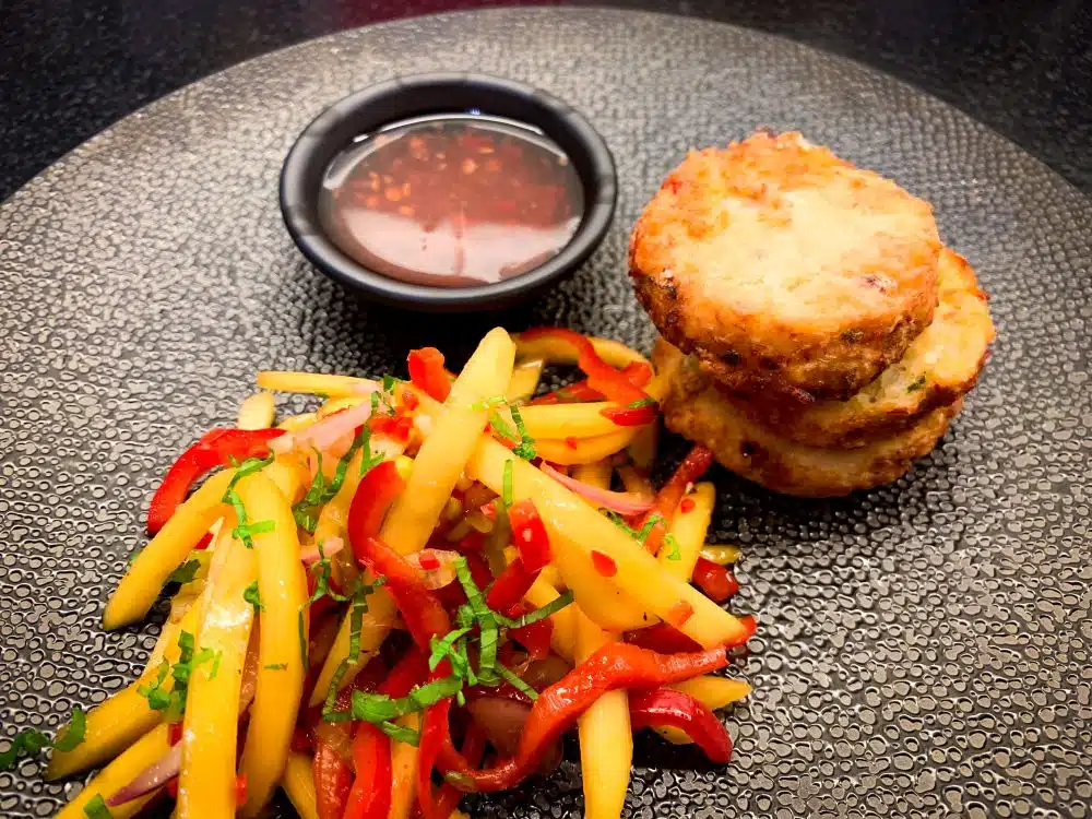 Thaise mangosalade met crabcakes Thaise mangosalade met crabcakes