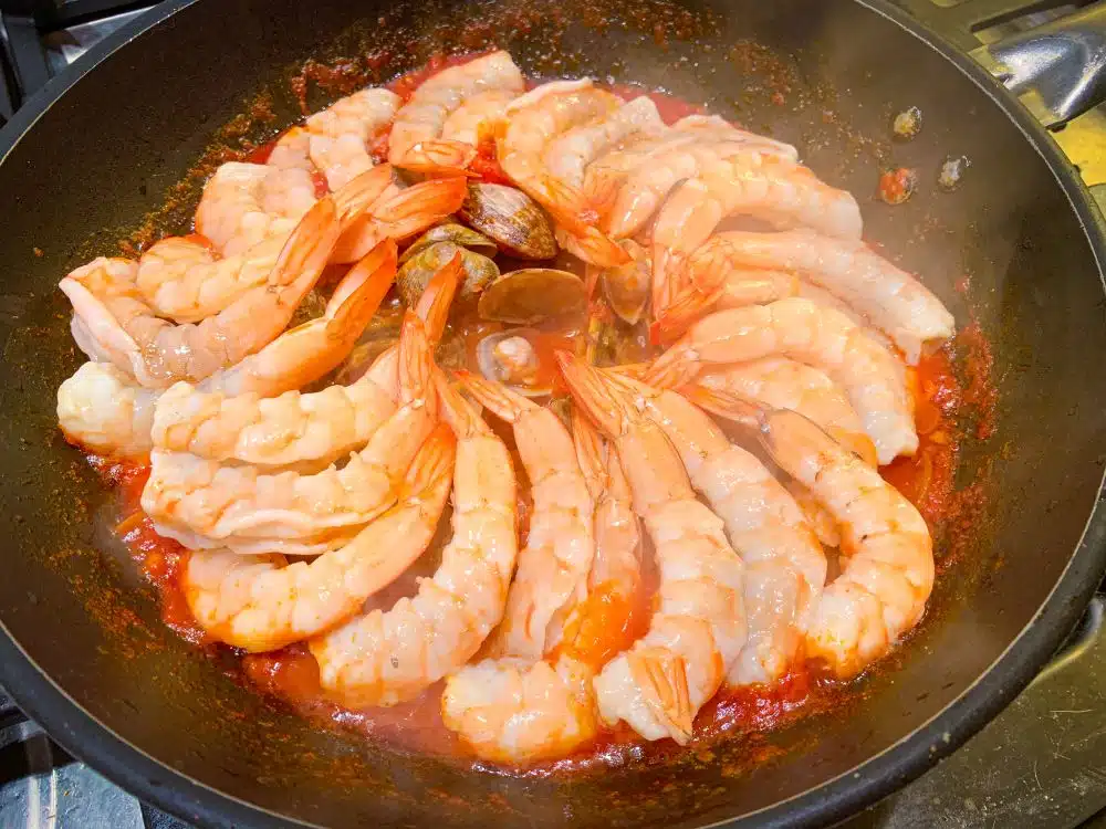 Vongole en gambas in de cataplana