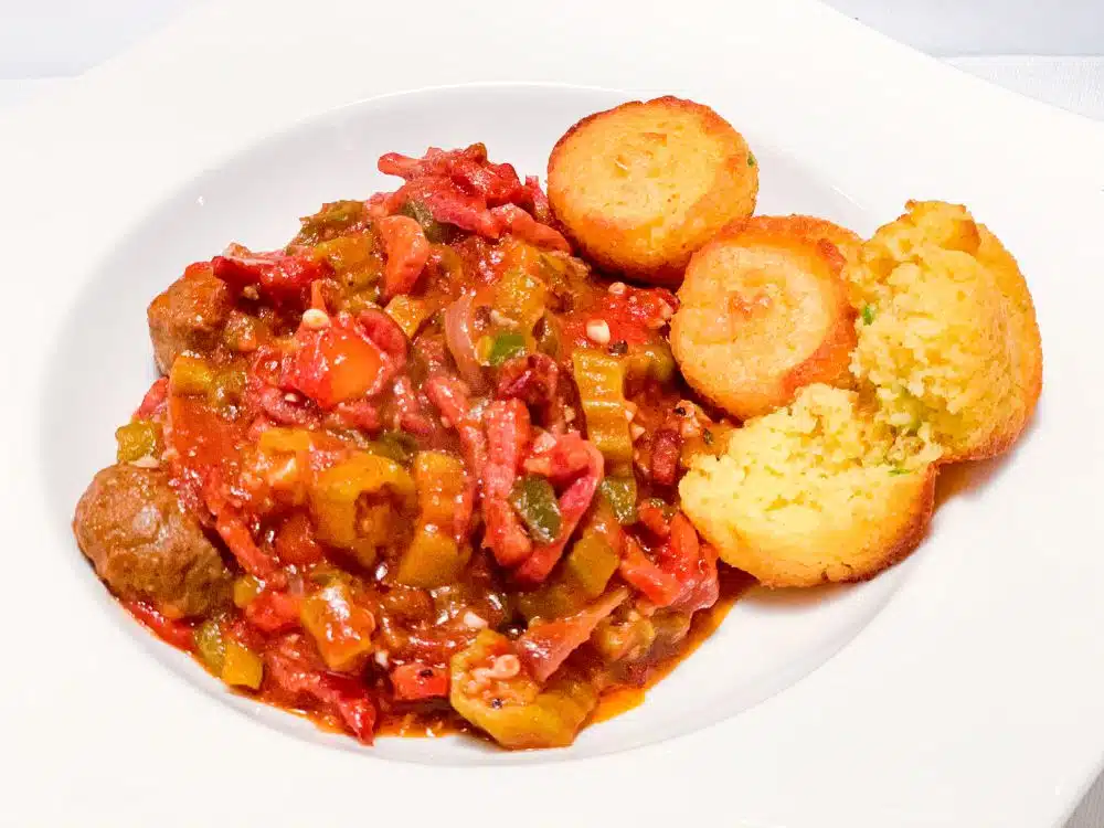 Vornbread en Creoolse okra-tomatenstoof Cornbread en Creoolse okra-tomatenstoof