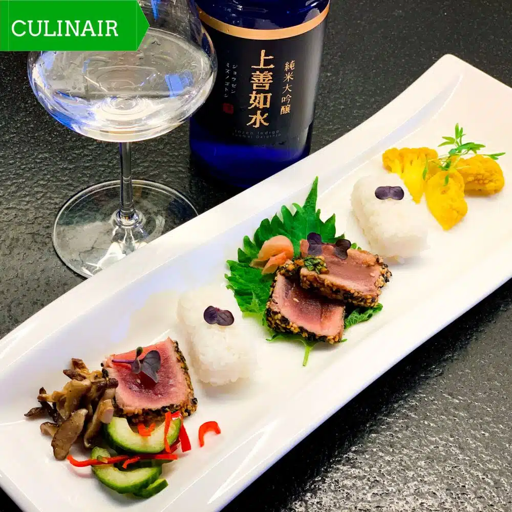 Deconstructed poke bowl met tonijn tataki en groene shiso bladeren