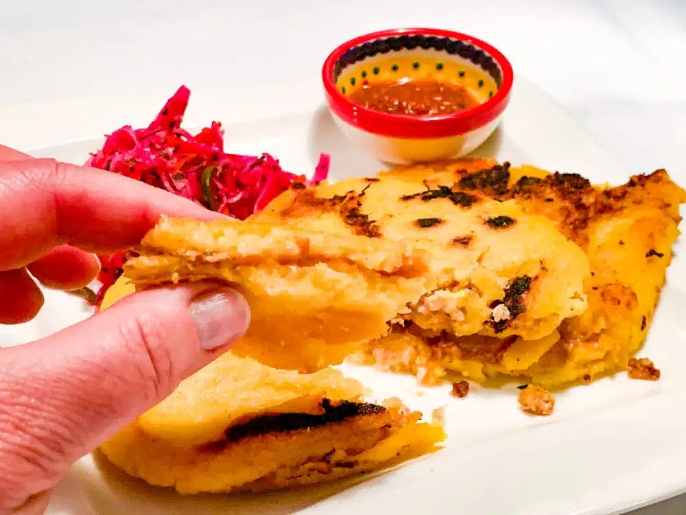 Gevulde pupusa met salsa roja Gevulde pupusa met salsa roja