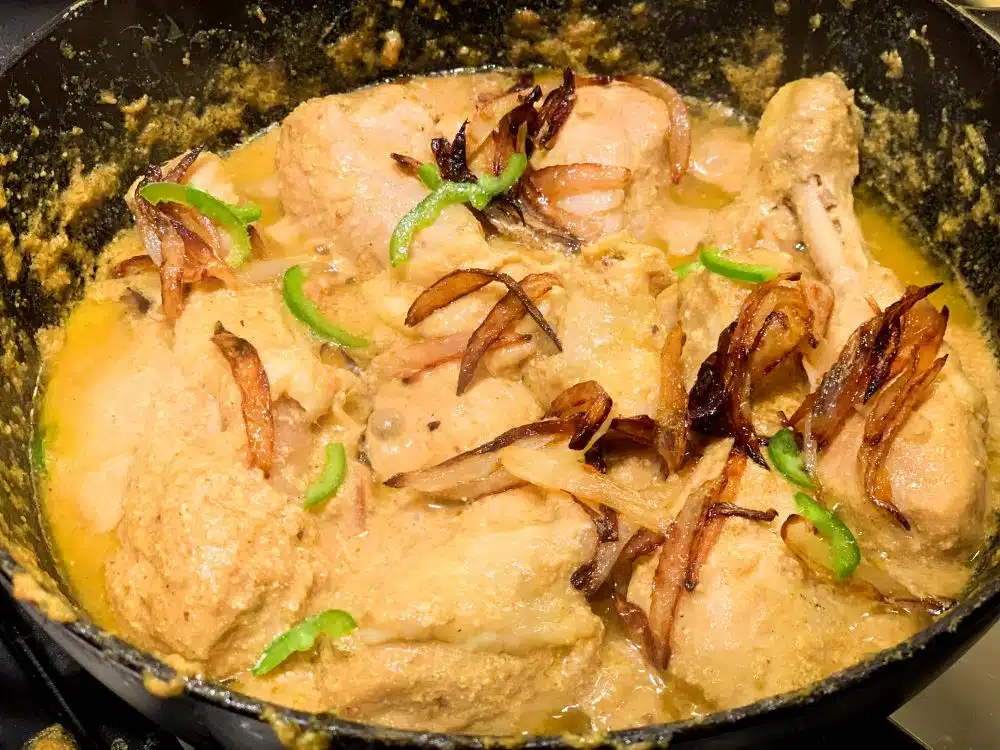 Kip korma met gefrituurde uien