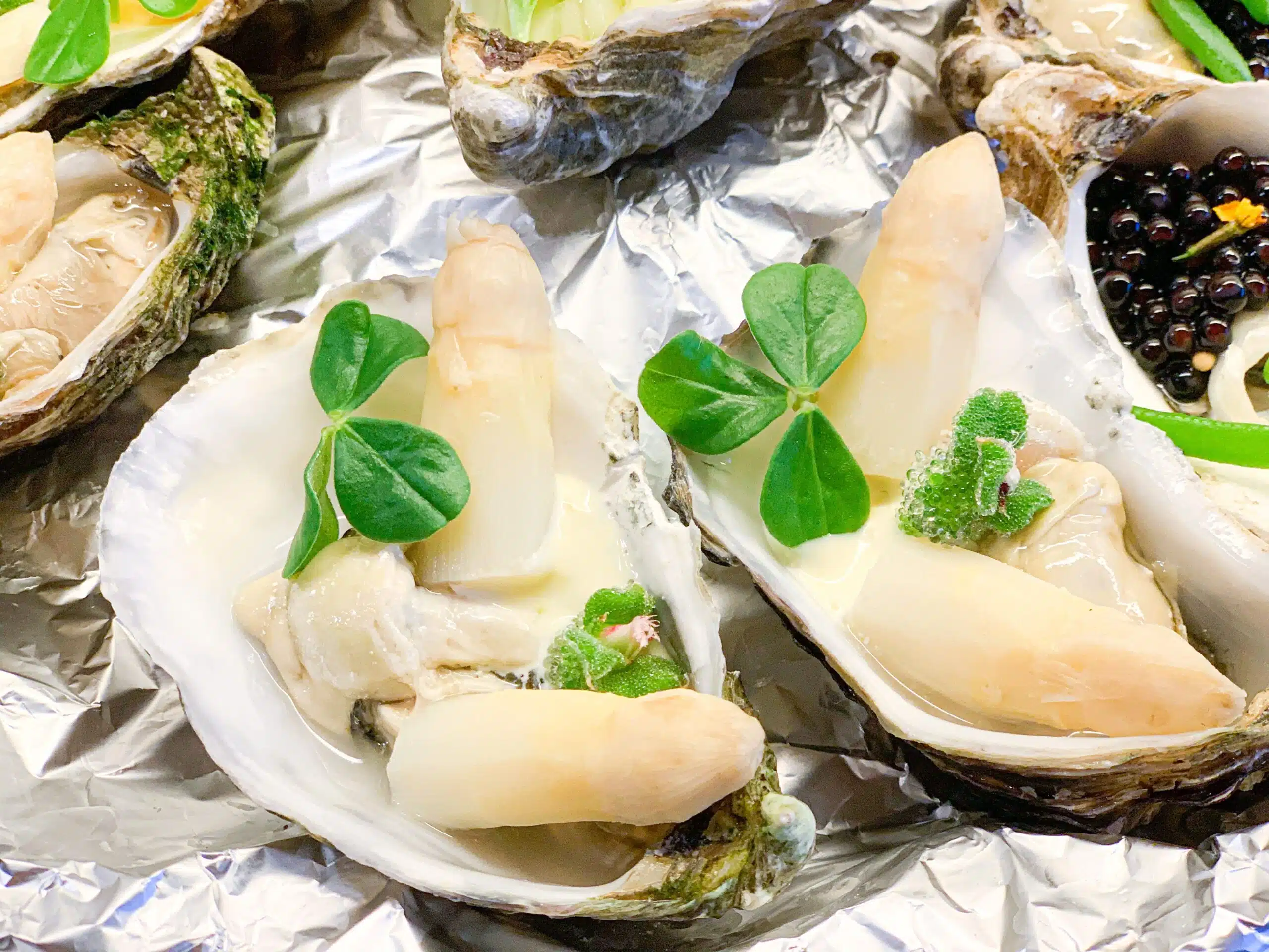 Oesters - asperges - limoenmayonaise - blinq blossom - citra leaves