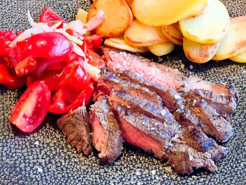 bavette met mojo en tomaten-paprikasalade bavette met mojo en tomaten-paprikasalade
