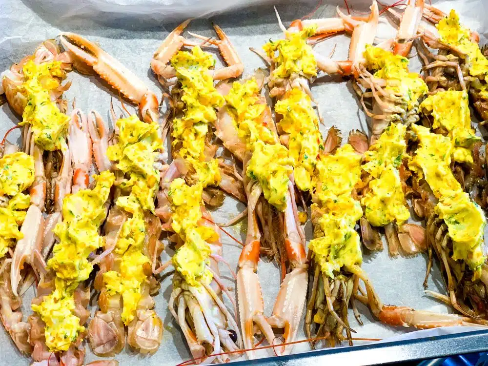Langoustines insmeren met saffraanboter