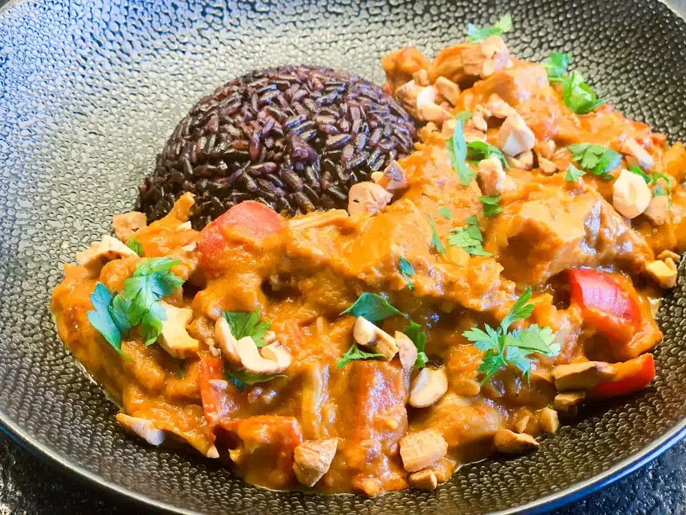 Jackfruit curry met zwarte rijst Jackfruit curry met zwarte rijst