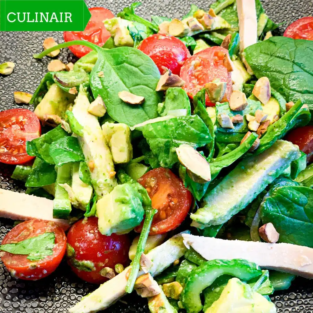 Spinazie-tomatensade met kip en basilicumdressing Spinazie-tomatensade met kip en basilicumdressing