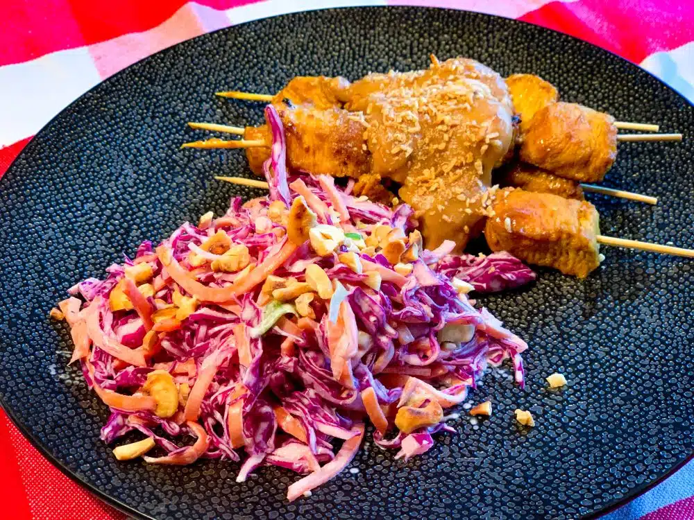 Coleslaw en kipsaté
