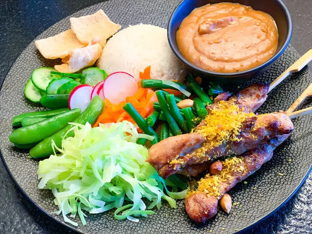 Gado gado met kipsaté en pindasaus