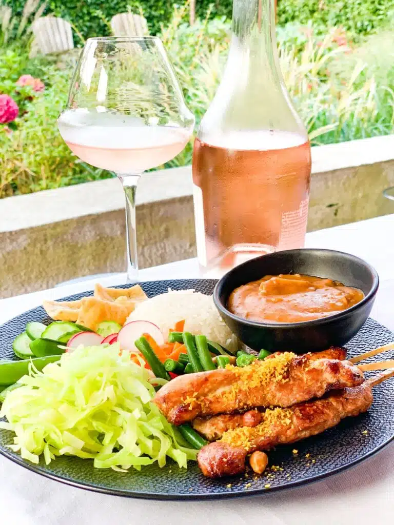 Gado gado met kipsaté en rosé