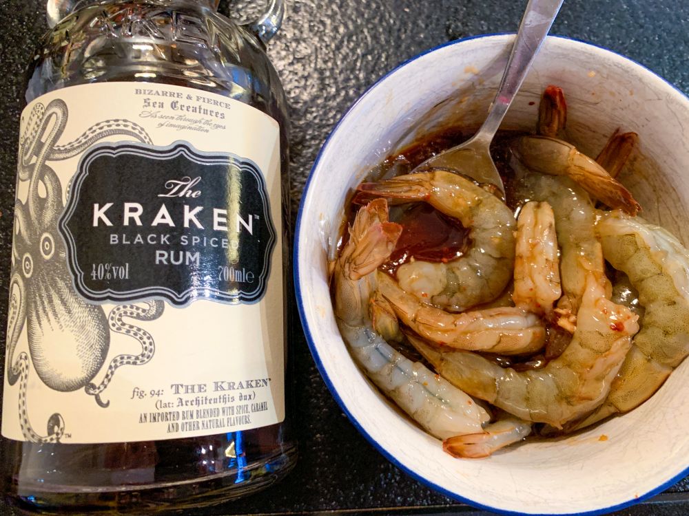 Spiced rum-glazed shrimps met Kraken spiced rum