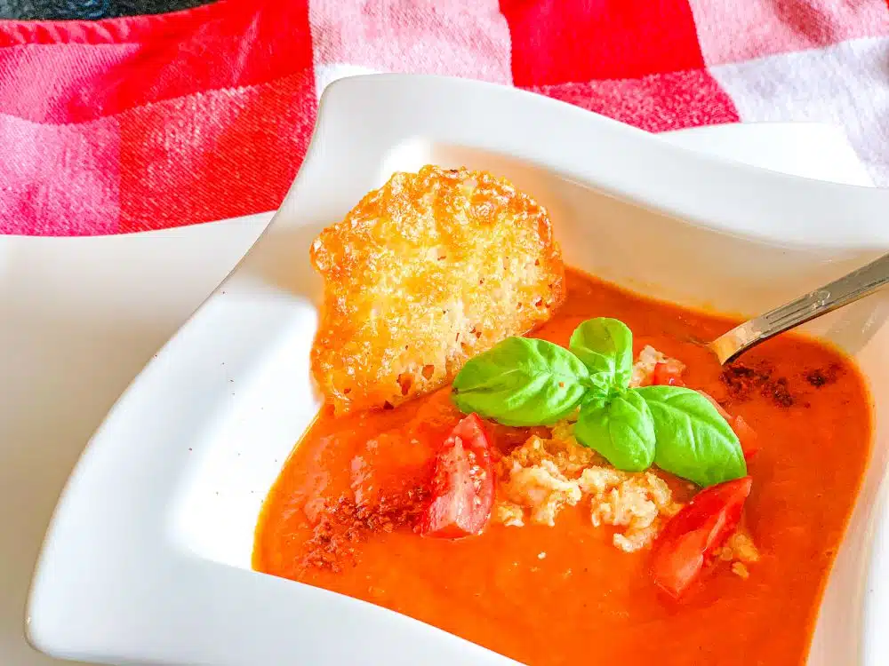 Tomaten-paprikasoep met krokantje van Parmezaanse kaas
