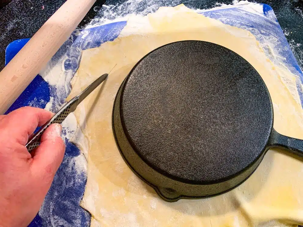Deeg op maat snijden voor tarte tatin