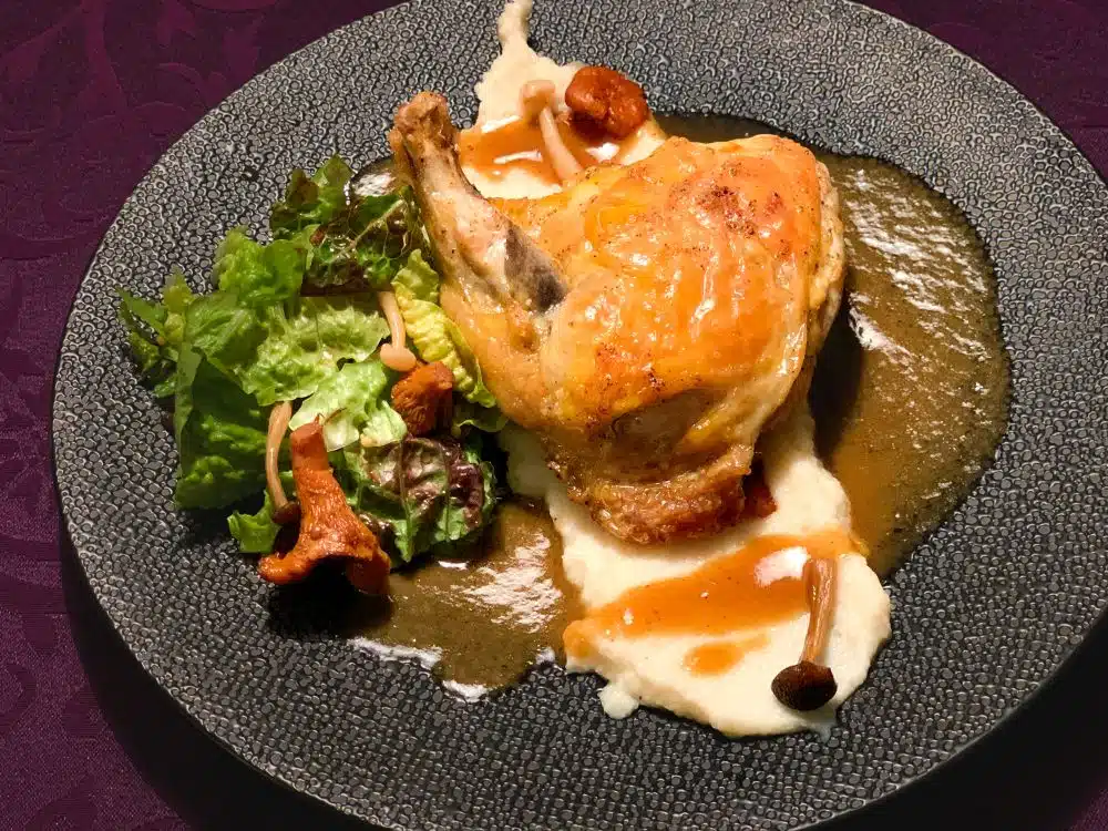 Herfstsalade met ingelegde paddenstoelen - parelhoensuprème en knolselderijmousseline