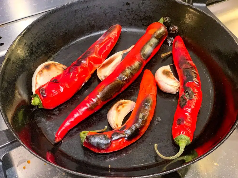 Knoflook en chilipepers roosteren Knoflook en chilipepers roosteren