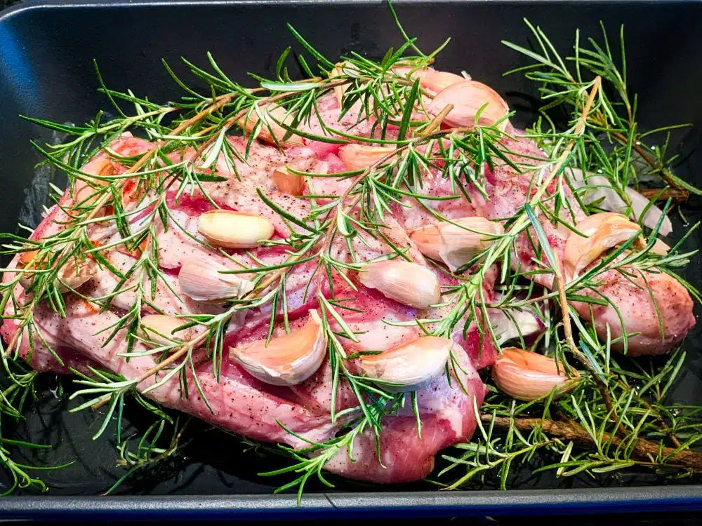 Lamsschouder bekleden met rozemarijn en knoflook