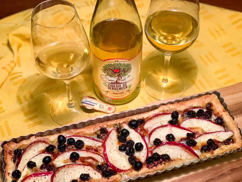 Savelsbos appelcider van De Gerdeneer bij hartige taart met brie en appel