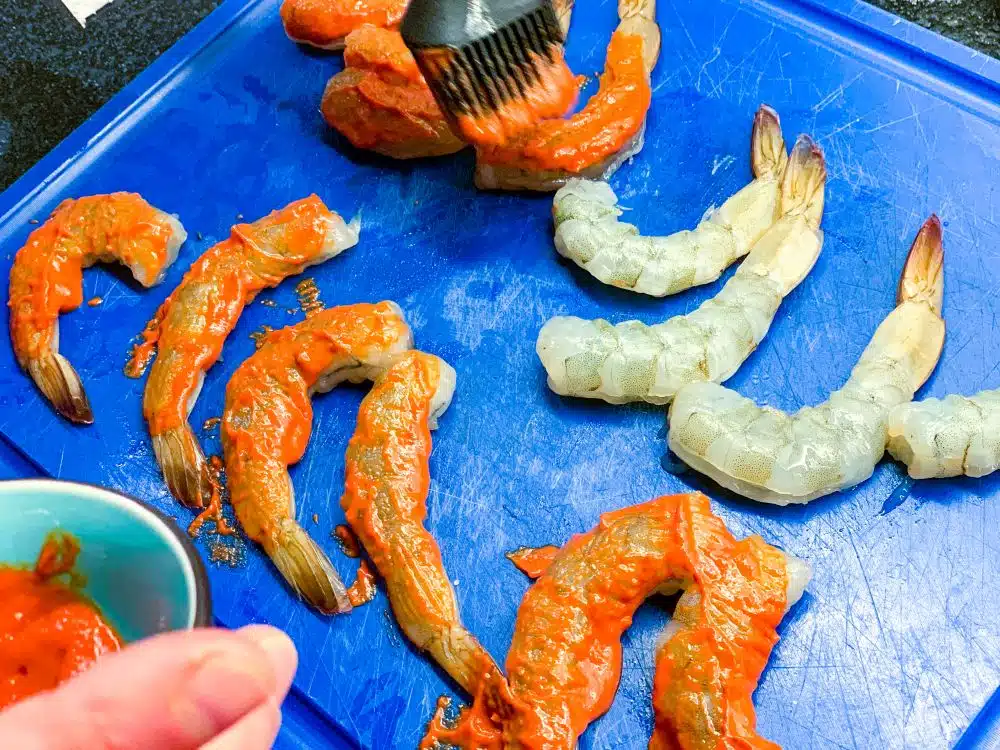 Tijgergarnalen insmeren met piripirisaus