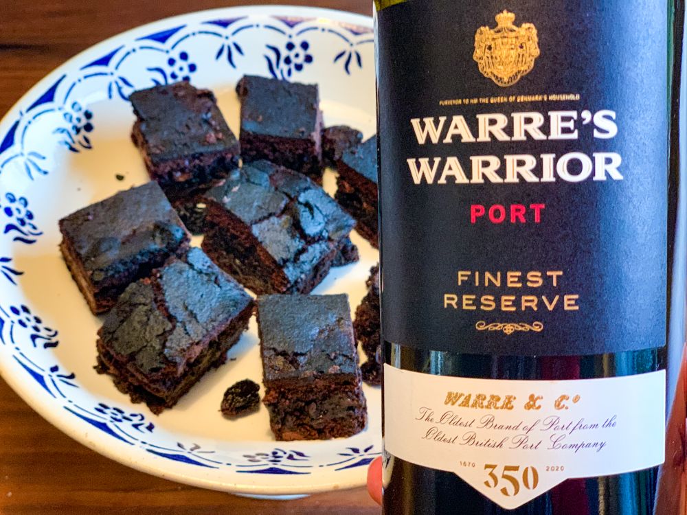Brownies met drinken kersen en Warre's Warrior finest reserve port