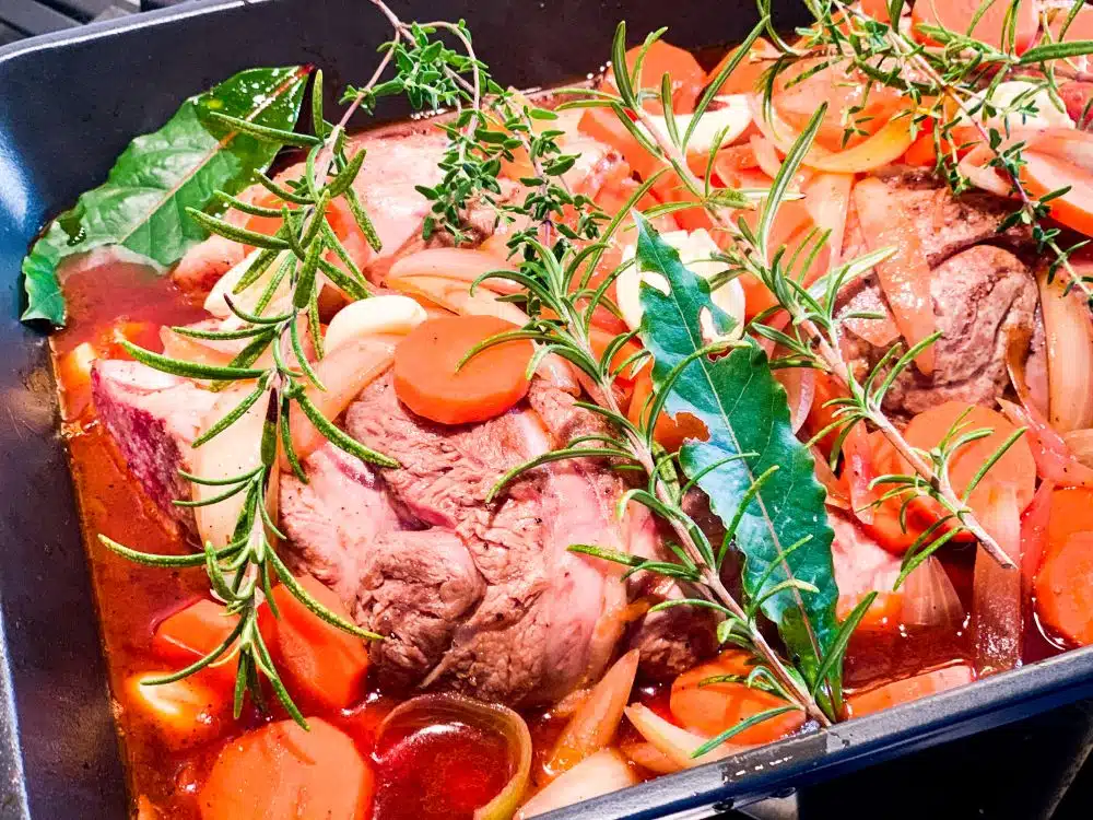Ovenschaal met lamsschenkels