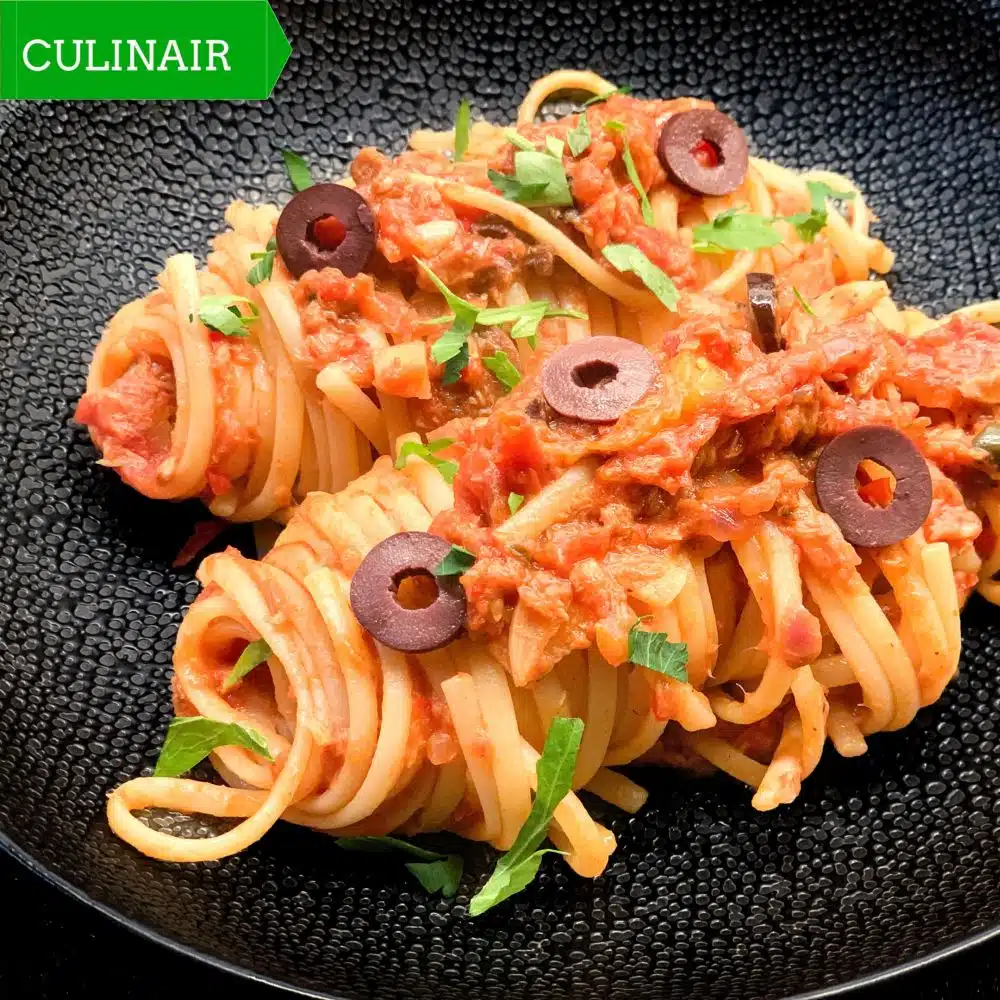 Pasta alla puttanesca romana met tonijn en citroen
