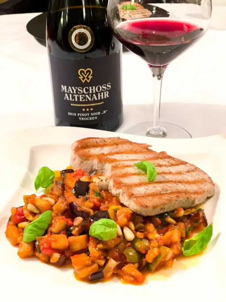 pinot noir bij caponata met tonijn