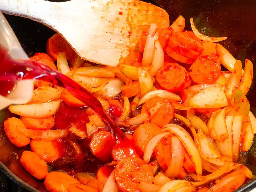 Saus met rode wijn voor lamsschenkels