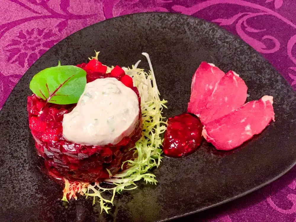 Rode bietentartaar met gerookte eendenborstfilet