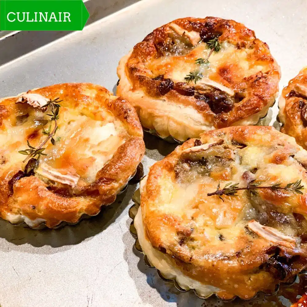 Tartelettes gekarameliseerde rode ui en geitenkaas