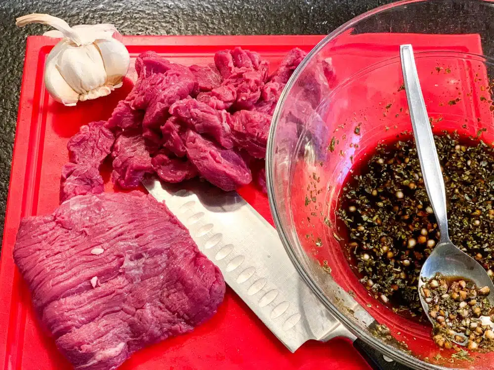 Bavette met marinade voor lomo saltado Bavette met marinade voor lomo saltado