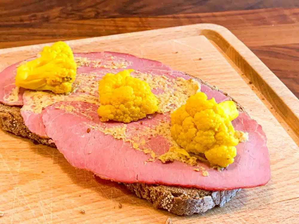 Boterham pastrami en zoetzure bloemkool Boterham pastrami en zoetzure bloemkool