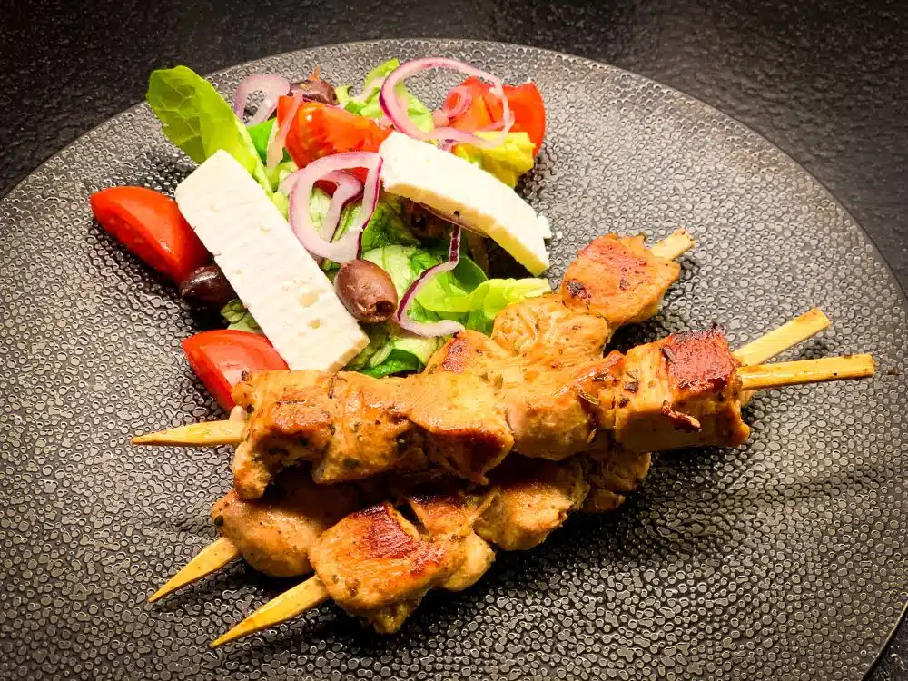 Griekse kipsouvlaki met boerensalade Griekse kipsouvlaki met boerensalade