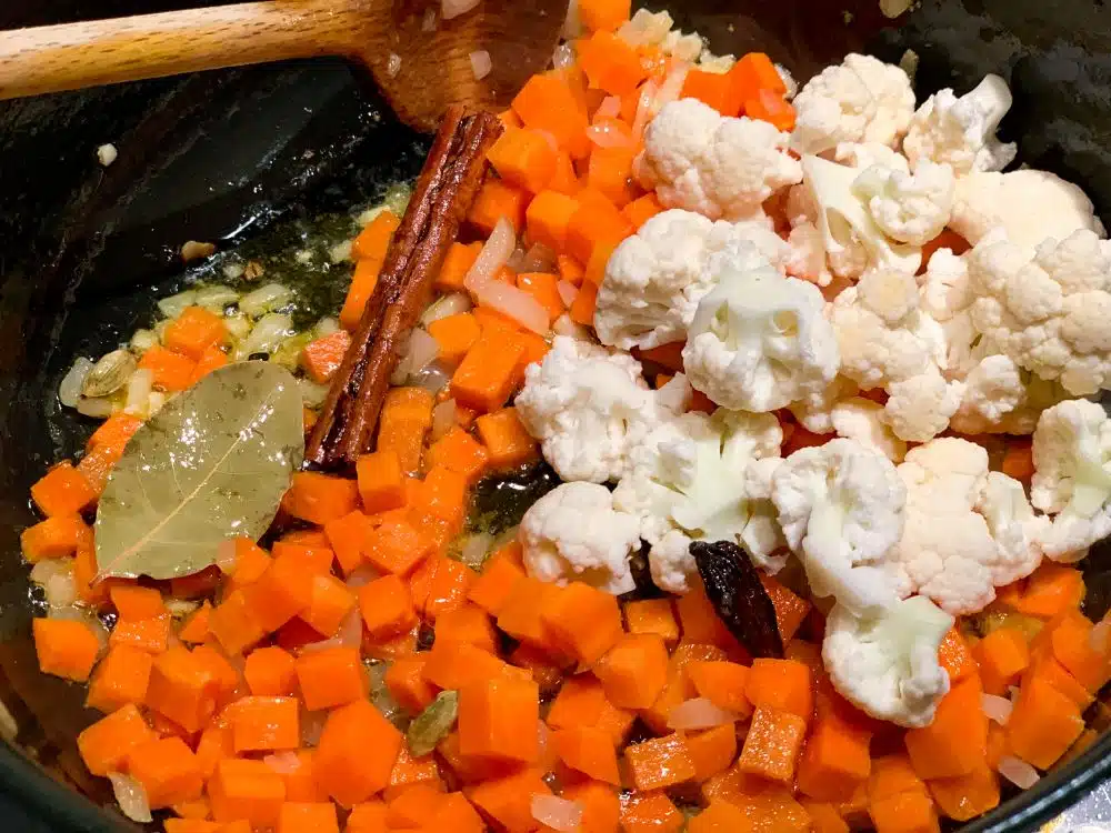 Groenten en specerijen fruiten voor vegetarische biryani
