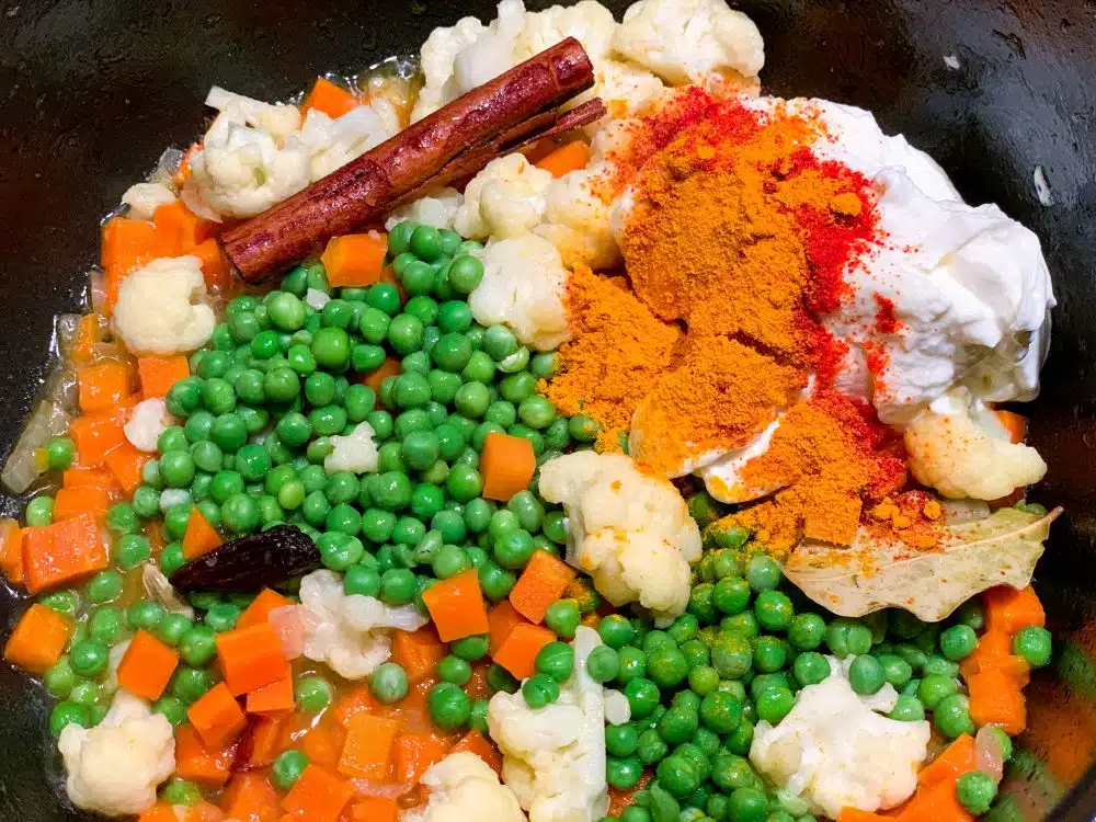 Groenten en specerijen voor vegetarische Hyderabadi Biryani