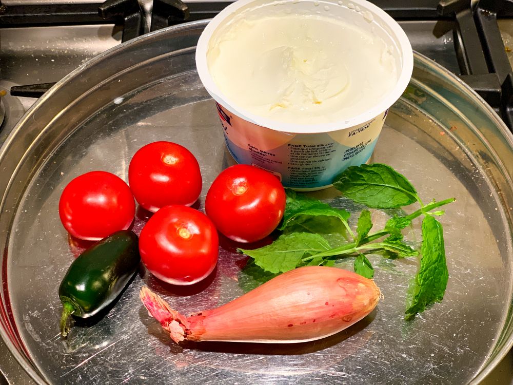 Ingrediënten tomaat-ui raita