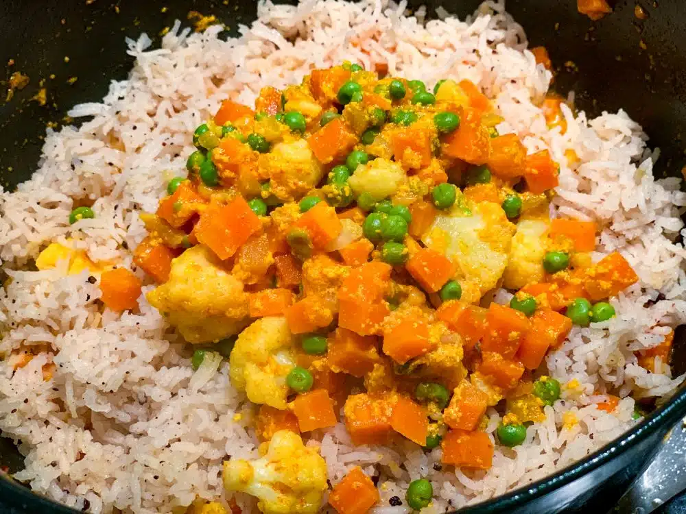 Laagjes maken voor de Hyderabadi Biryani
