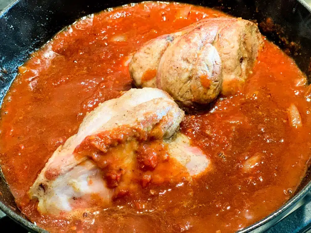 Lamsschenkels met tomaten en garam masala